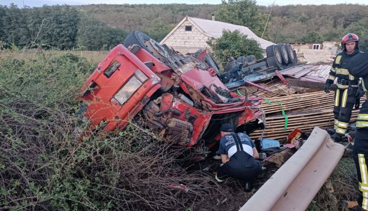 FOTO Accident grav la Anenii Noi Șoferul cetățean al Ucrainei a