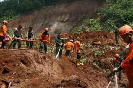 VIDEO//Alunecări masive de teren în Indonezia. Zeci de persoane sunt date dispărute