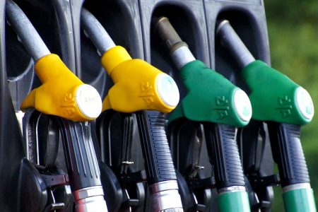 Benzina se ieftinește cu încă 3 bani. Cât va costa mâine un litru de motorină