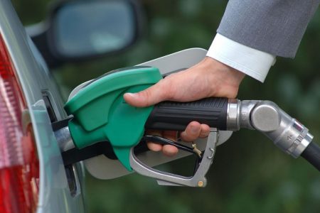 Benzina și motorina se ieftinesc, chiar dacă nesemnificativ