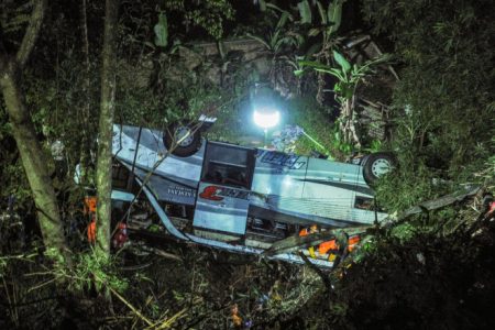 VIDEO//În Indonezia, un autocar plin cu elevi și părinți s-a prăbușit. 27 de oameni au murit