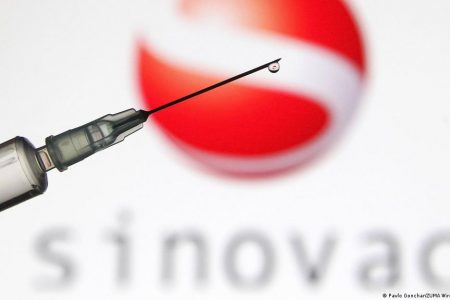 După mai multe critici, autoritățile au pus pe pauză achiziționarea vaccinului chinez