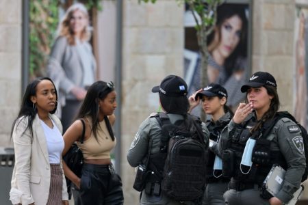 Israel renunță și la obligativitatea purtării măștii în spațiile închise