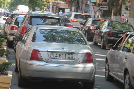 Proprietarii mijloacelor de transport cu numere de înmatriculare străine le vor putea vămui cu o reducere de 70%