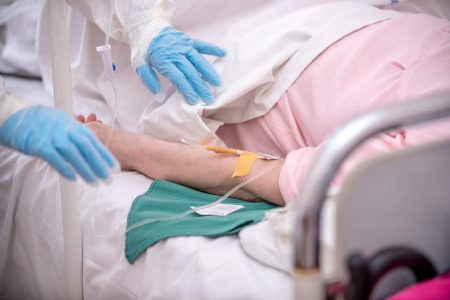 Ieri a fost înregistrat un nou record de decese din cauza complicațiilor provocate de Covid-19. Cea mai tânără victimă avea 43 de ani
