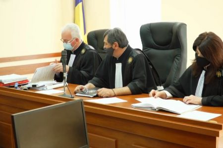 VIDEO// „Cerem constituirea a 190 de secții de votare”. Protest în fața Curții de Apel, care decide legalitate deciziei CEC