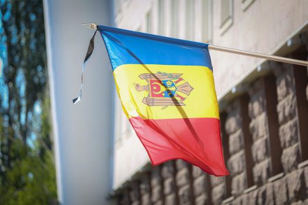 Drapelele de pe principalele instituții ale statului au fost coborâte în bernă. Astăzi este Zi Națională de doliu în memoria lui Iurie Sadovnic