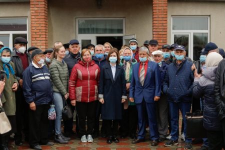 VIDEO//Președintele țării, întâmpinată cu îmbrățișări la Căușeni: „Te susținem la infinit”