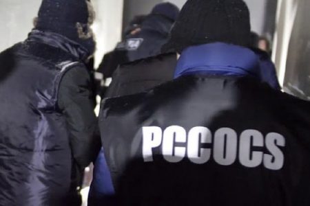 Opt bănuiți și 380 000 lei ridicați, urmare a perchezițiilor matinale în Bălți, Chișinău, Drochia și Ungheni