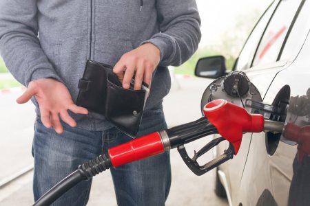 Început de săptămână cu noi ieftiniri la carburanți. Prețul benzinei scade cu 3 bănuți