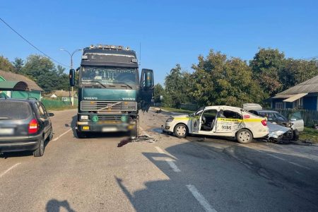 FOTO// Un polițist, rănit într-un accident rutier