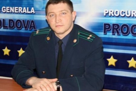 Judecătoria Ciocana examinează acum cererea procurorilor anticorupție privind mandatul de arestare, de 30 de zile, pentru procurorul adjunct suspendat al PG, Ruslan Popov