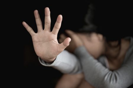 Un bărbat de 27 de ani, sancționat pentru violul unei minore. Cât va petrece după gratii