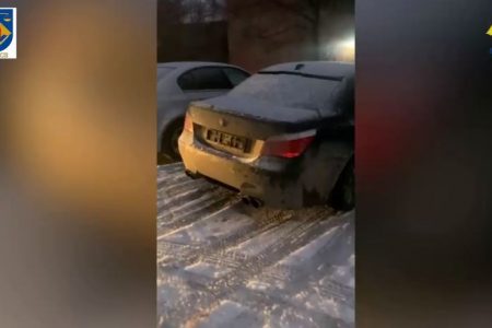 VIDEO/ Furau automobile din UE și le dezmembrau în Moldova. Cinci persoane, printre care și un vameș, reținute