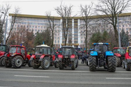 Fermierii, sufocați de promisiunile autorităților, anunță că vor ieși la proteste cu tehnica agricolă