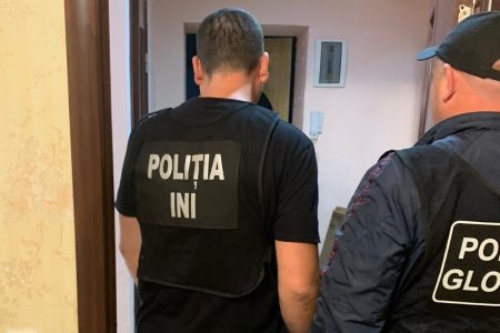VIDEO/ Furau bani și bijuterii din aur. Doi tineri din Bălți, reținuți de oamenii legii