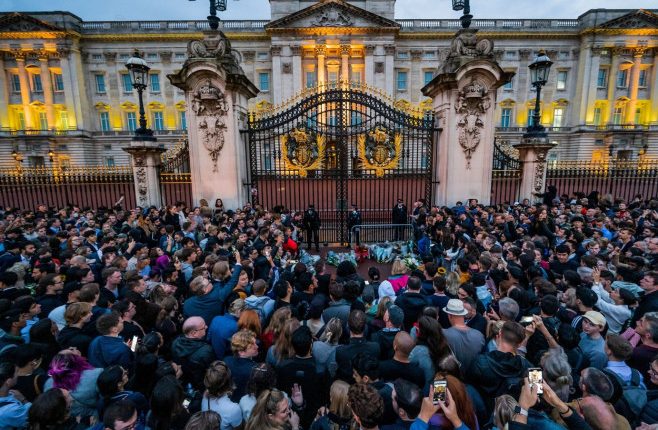 Mii de oameni, în faţa Palatului Buckingham pentru a o omagia pe Regina Elisabeta a II-a