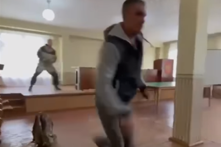 VIDEO/ Schimb de focuri de armă într-un birou de înrolare din Rusia. Un bărbat l-a împușcat pe comandantul militar după ce i-a spus că refuză să lupte în Ucraina