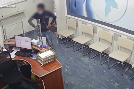VIDEO/ Un bărbat din Hîncești a fost reținut după ce ar fi furat un telefon mobil dintr-un centru medical din capitală
