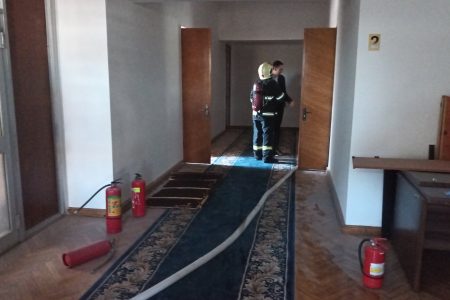 FOTO/ Cinci echipe de pompieri au intervenit pentru a lichida un incendiu izbucnit în clădirea Guvernului