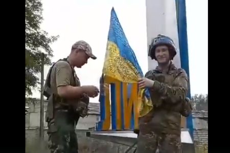 VIDEO/ Momentul când soldații ucraineni ridică steagul în orașul Liman