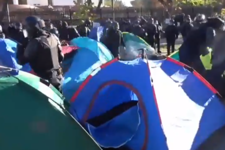 VIDEO/ Polițiștii au evacuat corturile instalate pe carosabilul din centrul Capitalei