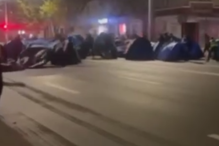 VIDEO/ Protestatarii Partidului ȘOR ar fi încercat să blocheze bulevardul Ștefan cel Mare. Poliția: Pe parcursul nopții au fost reținute trei persoane agresive