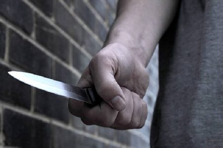Un tânăr și-a înjunghiat fosta soție, sub ochii copilului, după care și-a pus capăt zilelor în stradă, la Hîncești
