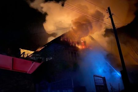 FOTO/ Incendiu de proporții, la Orhei. Un automobil a fost distrus complet, iar proprietarul a ajuns la spital