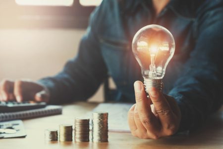 ANRE va examina miercuri solicitările de micșorare a tarifului la curent electric