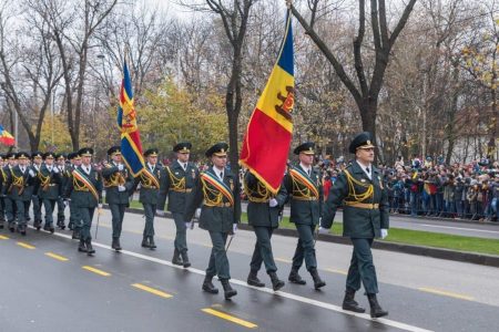 VIDEO/ Militarii Armatei Naționale a Republicii Moldova au defilat în capitala României, de Ziua Națională