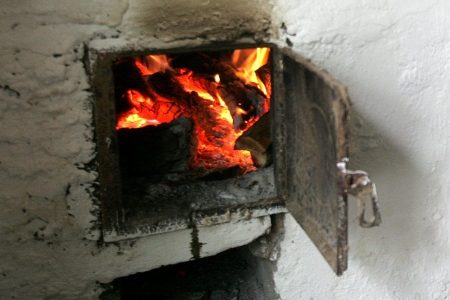 O tânără din Cahul s-a intoxicat cu monoxid de carbon emanat de la sobă. Aceasta a fost transportată la spital