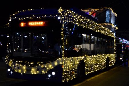 Primăria Chișinău a lansat 10 troleibuze și 4 autobuze decorate cu luminițe. Care sunt rutele