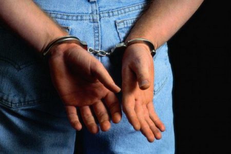 Au amenințat o femeie cu moartea prin declanșarea unei grenade, în schimbul a peste 40.000.000 lei. Ce pedeapsă riscă doi bărbați din capitală