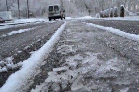Atenție, șoferi! Pe unele trasee din țară s-a format ghețuș
