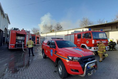 FOTO/ Incendiu la un depozit din Capitală: 4 autospeciale de intervenție au fost trimise la fața locului
