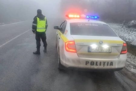 Atenție, șoferi! Traficul rutier se desfăşoară cu dificultate, în condiţii de ceaţă densă