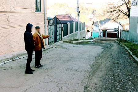VIDEO/ A lovit-o cu pumnul în față, apoi i-a sustras geanta în care se aflau bunuri personale. Ce pedeapsă riscă suspectul