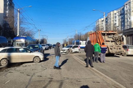 FOTO/ Accident violent în Capitală, cu implicarea unei autospeciale de la „Autosalubritate”