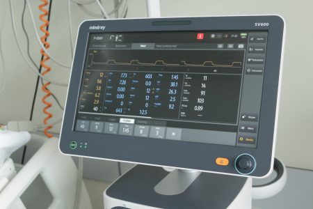 Cinci spitale au fost dotate cu 15 ventilatoare pulmonare noi
