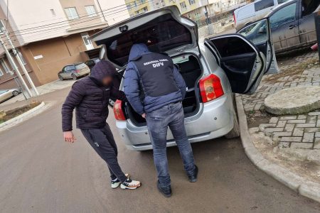 VIDEO/ Funcționari publici cu statut special, reținuți într-un dosar de contrabandă cu peste 120.000 țigări