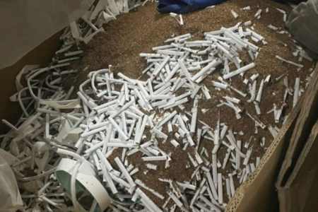 VIDEO/ Percheziții într-o fabrică de țigări, în raionul Rezina: Au fost ridicate țigări de ordinul milioanelor cu timbre de acciz falsificate
