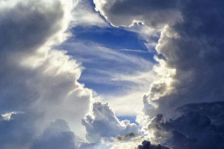 Vreme caldă, dar instabilă. Prognoza meteo pentru ziua de vineri