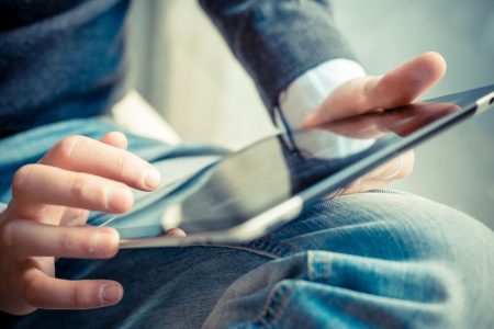 Școlile în care își fac studiile copii din familiile refugiaților ucraineni, vor primi dispozitive digitale donate de China
