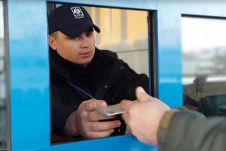 Un străin cu dublă cetățenie, cercetat pentru că și-a cumpărat un permis de conducere falsificat