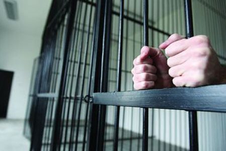 Un bărbat din Edineț, condamnat la detenție pe viață pentru omorul unui membru de familie