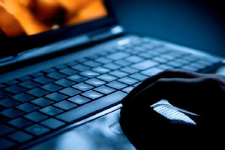 Doi adolescenți din Comrat, trimiși pe banca acuzaților pentru vânzarea a sute de mii de fișiere cu pornografie infantilă