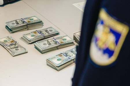 Doi ucraineni au încercat să introducă ilegal în Moldova peste 100 de mii de dolari SUA