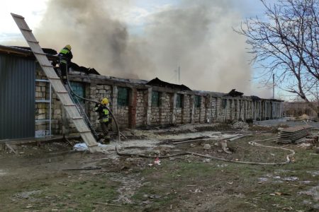 VIDEO/ Incendiu de proporții la un depozit cu ceară din municipiul Cahul