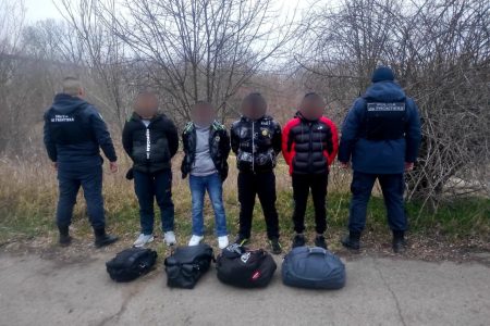 Patru cetățeni ai Nepalului, reținuți pentru trecerea ilegală a frontierei de stat din R. Moldova în România